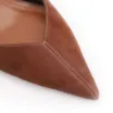 Scarpin Marrom Salto Baixo Fino Couro Nobuck Slingback - imagem 7