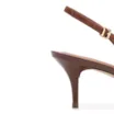 Scarpin Marrom Salto Baixo Fino Couro Nobuck Slingback - imagem 8