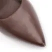 Scarpin Marrom Salto Fino Alto Couro Classic - imagem 7