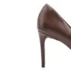 Scarpin Marrom Salto Fino Alto Couro Classic - imagem 8