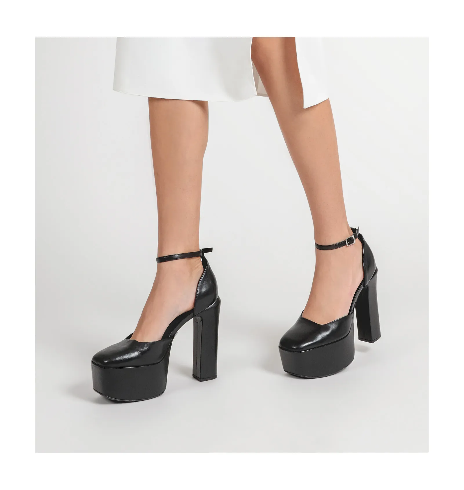 Scarpin Meia Pata Couro Preto
