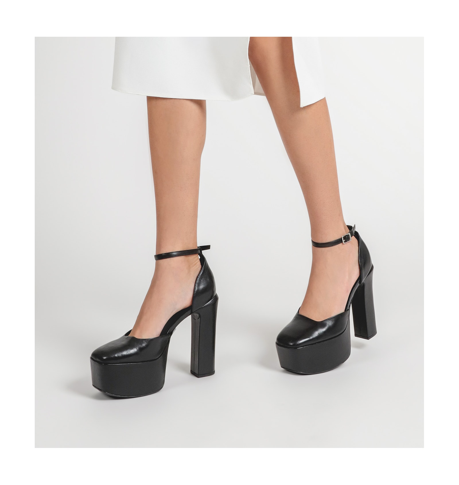 Scarpin Meia Pata Couro Preto