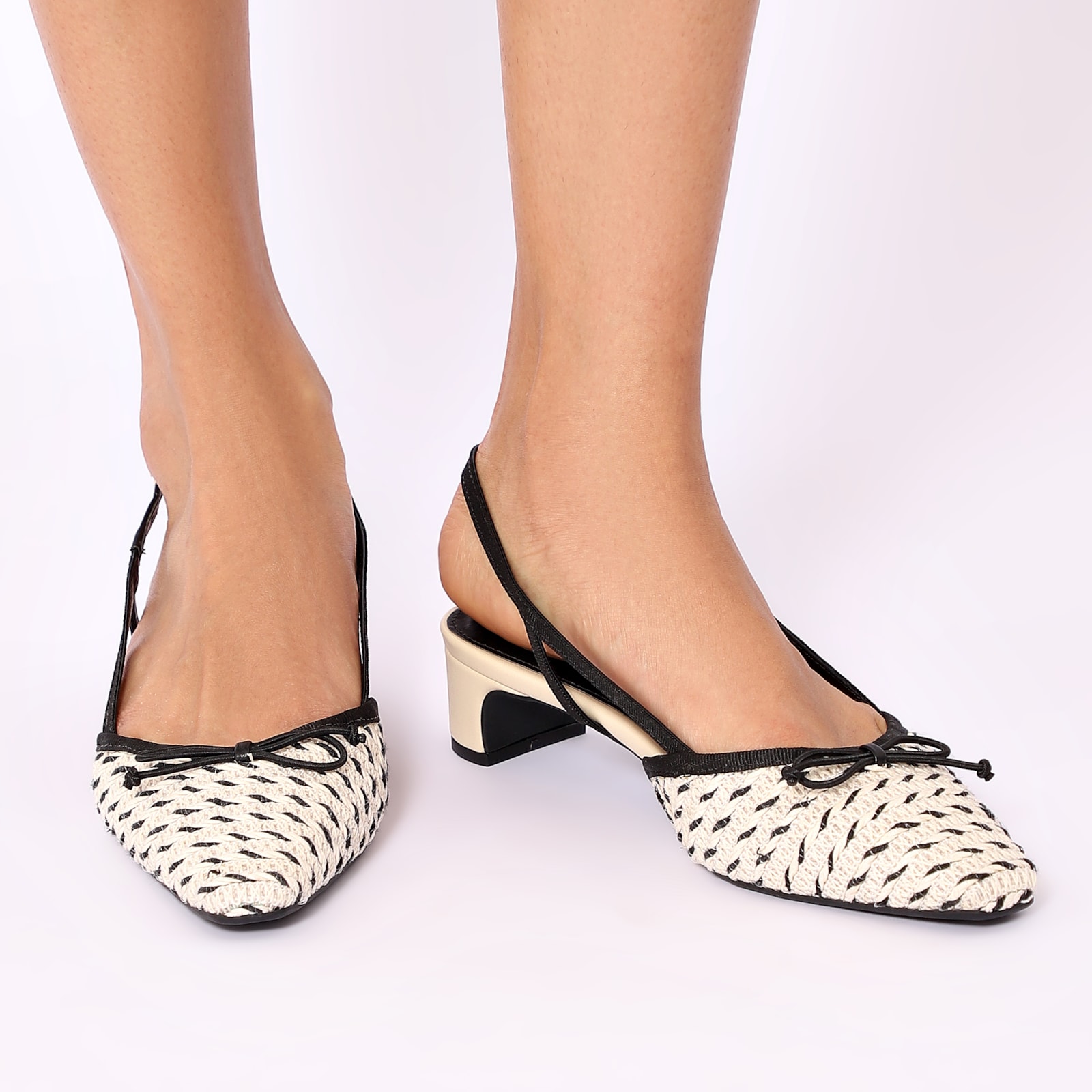 Scarpin Off White Salto Bloco Baixo Alt Ráfia Slingback Bicolor Laço