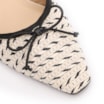 Scarpin Off White Salto Bloco Baixo Alt Ráfia Slingback Bicolor Laço - imagem 7