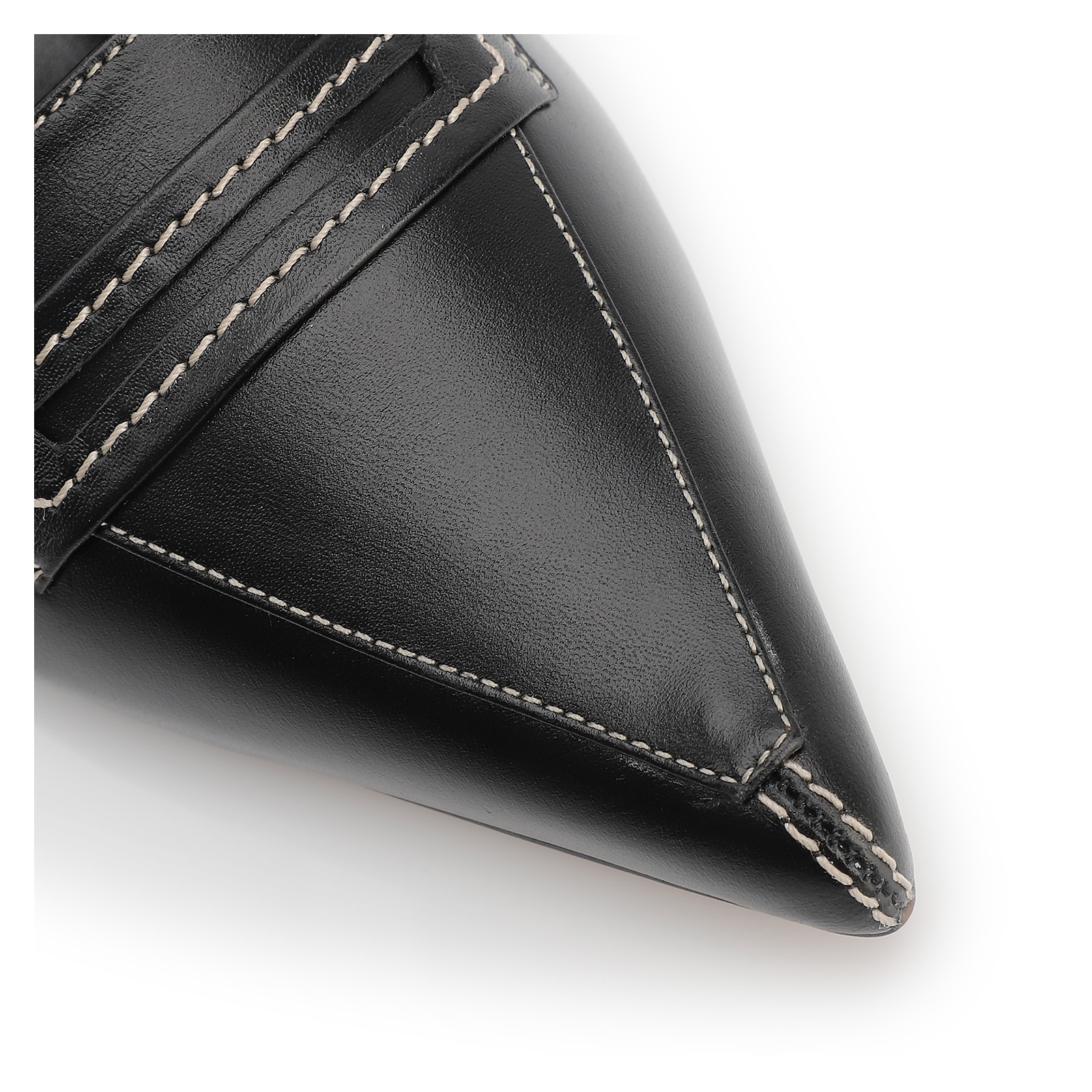 Scarpin Preto Salto Bloco Médio Couro Antique Bico Fino Pesponto