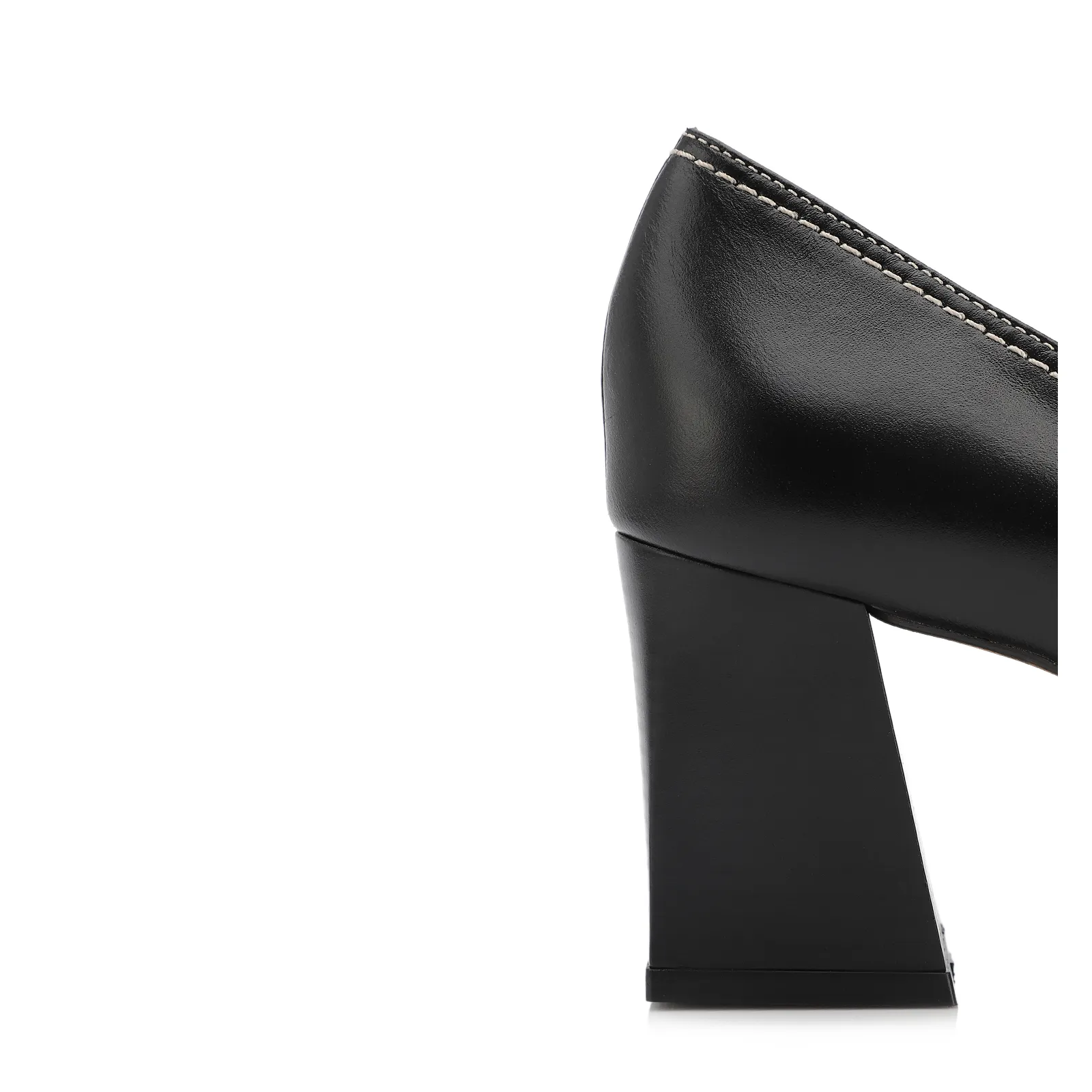 Scarpin Preto Salto Bloco Médio Couro Antique Bico Fino Pesponto