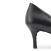 Scarpin Preto Salto Fino Baixo Couro Classic - imagem 8