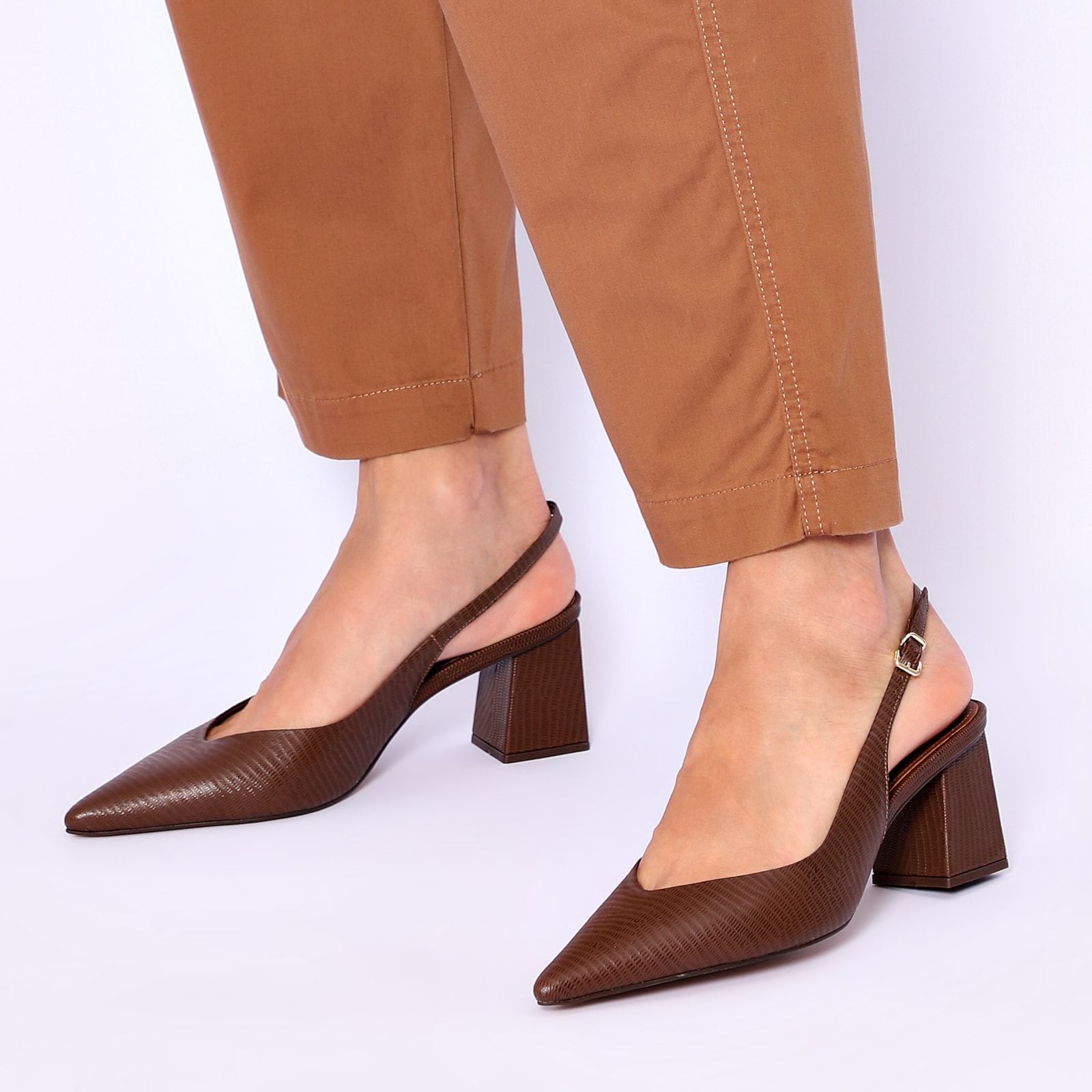 Scarpin Slingback Couro Lezard Marrom