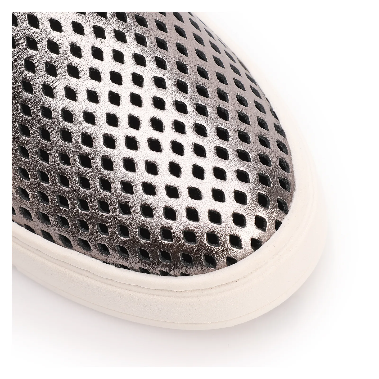 Tênis Prata Couro Recortes Slip On