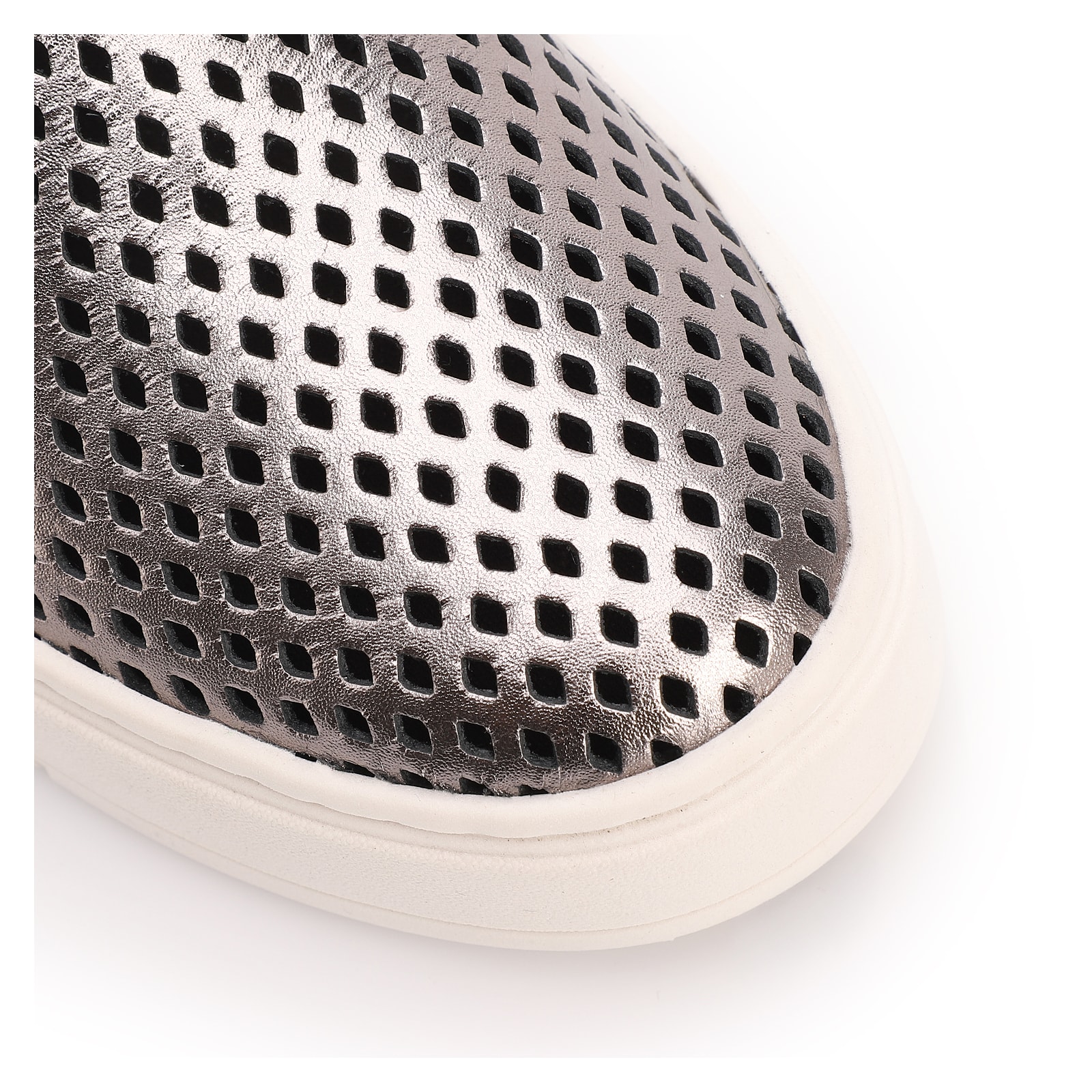 Tênis Prata Couro Recortes Slip On